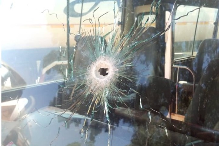 Ozbrojení muži spustil paľbu na autobus s futbalistami